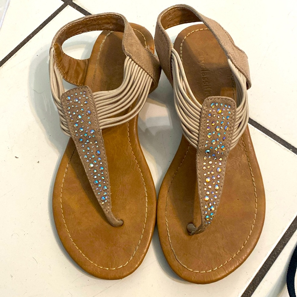 City classified sandals